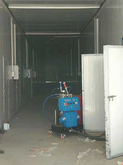 聚氨酯发泡机大棚保温现场施工